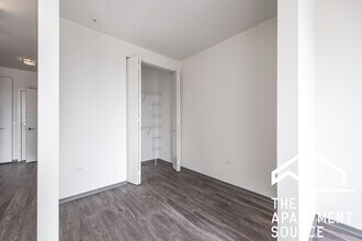 2340 N California Ave, Unit 504 in Chicago, IL - Foto de edificio - Building Photo