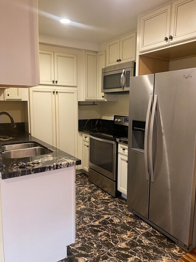 8710 Delgany Ave, Unit 2 in Playa Del Rey, CA - Building Photo - Building Photo
