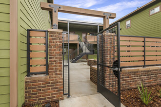 Courtyard at Oakdale in Chico, CA - Building Photo - Building Photo