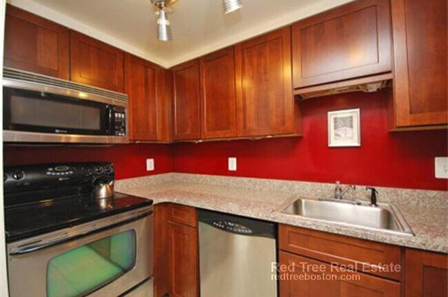 28 Symphony Rd, Unit 1 in Boston, MA - Foto de edificio - Building Photo