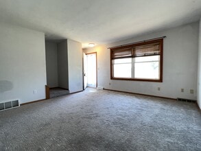 3745 Hillcrest Rd in Dubuque, IA - Building Photo - Building Photo