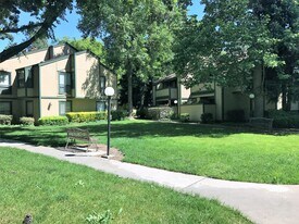 100 Del Verde Cir in Sacramento, CA - Building Photo