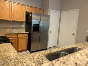 904 Domnus Ln in Las Vegas, NV - Foto de edificio - Building Photo