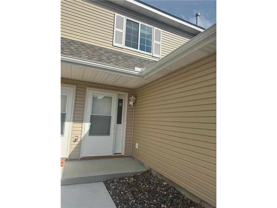8511 Cardiff Ln in Eden Prairie, MN - Building Photo