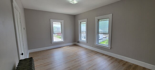 47 Pine St, Unit 47 Pine 2nd Floor Right#7 in Laconia, NH - Building Photo - Building Photo