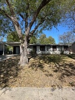 5127 Village Green in San Antonio, TX - Building Photo