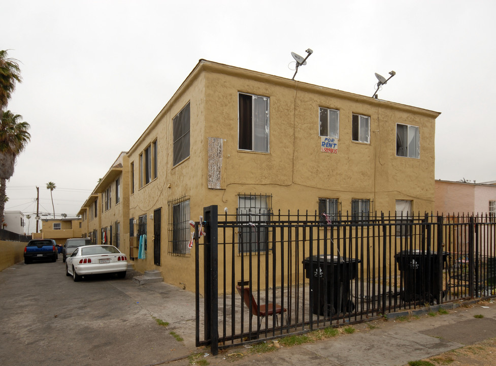 933 W 82nd St in Los Angeles, CA - Foto de edificio