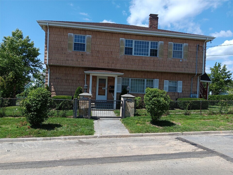 2 Hillcrest Ave in Rye Brook, NY - Foto de edificio