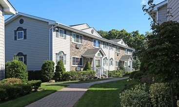 Fairfield Plaza East At Sayville in Sayville, NY - Foto de edificio - Building Photo