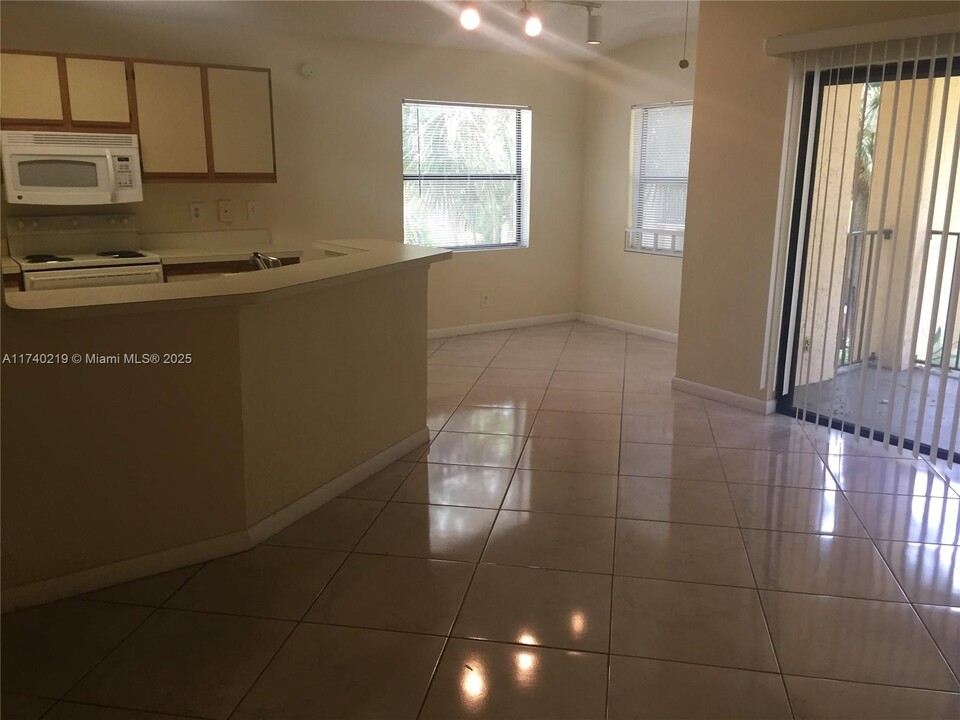 9999 Summerbreeze Dr in Sunrise, FL - Building Photo