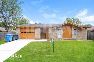 2105 Highbury Rd in Carrollton, TX - Building Photo