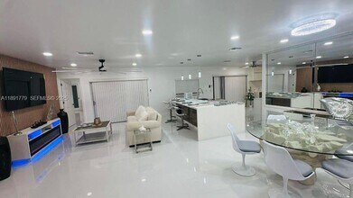 541 SE 17th Ave in Deerfield Beach, FL - Building Photo - Building Photo