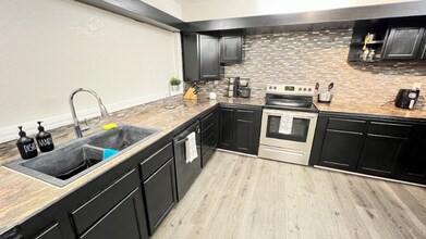 1 Chastain Rd in Seffner, FL - Building Photo - Building Photo