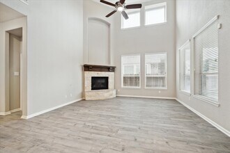 1535 Giles Dr in Richmond, TX - Foto de edificio - Building Photo