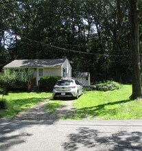 8 Jennings Rd in Oak Ridge, NJ - Foto de edificio - Building Photo