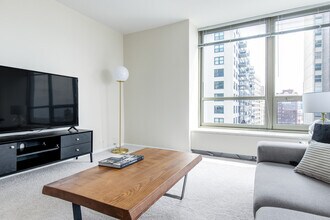 3450 N Lake Shore Dr in Chicago, IL - Building Photo - Building Photo
