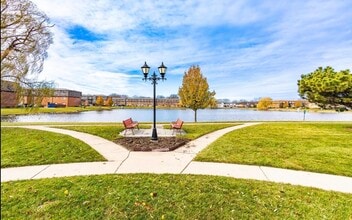 9395 Bay Colony Dr, Unit Apt 2s in Des Plaines, IL - Foto de edificio - Building Photo