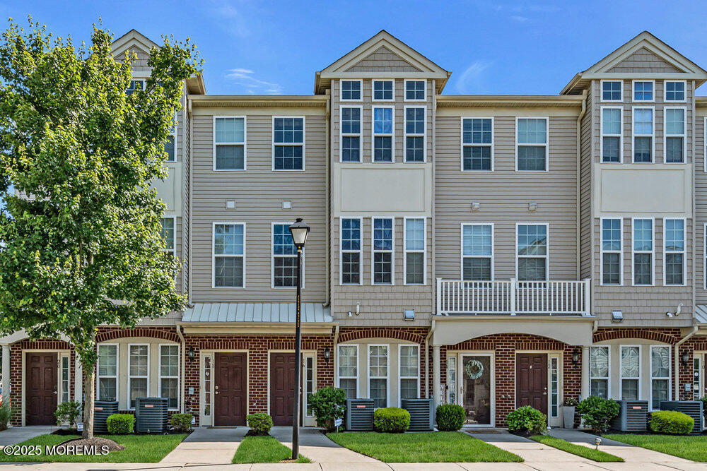 16 Michael Dr in Tinton Falls, NJ - Building Photo