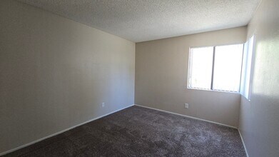 2050 S Euclid Ave, Unit 202 in Ontario, CA - Foto de edificio - Building Photo