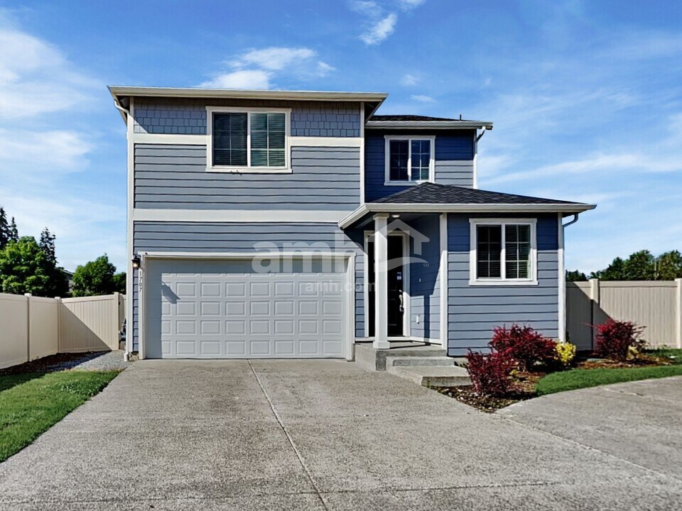 1707 192nd St Ct E in Spanaway, WA - Building Photo