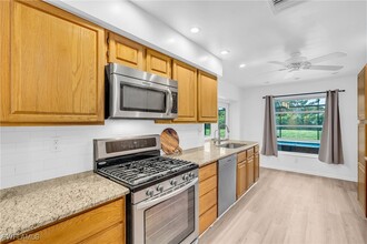 698 Mooring Line Dr in Naples, FL - Foto de edificio - Building Photo