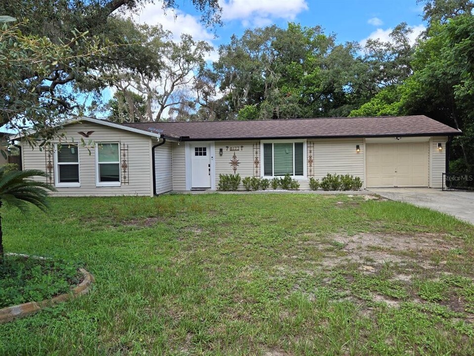 6177 Airmont Dr in Spring Hill, FL - Building Photo