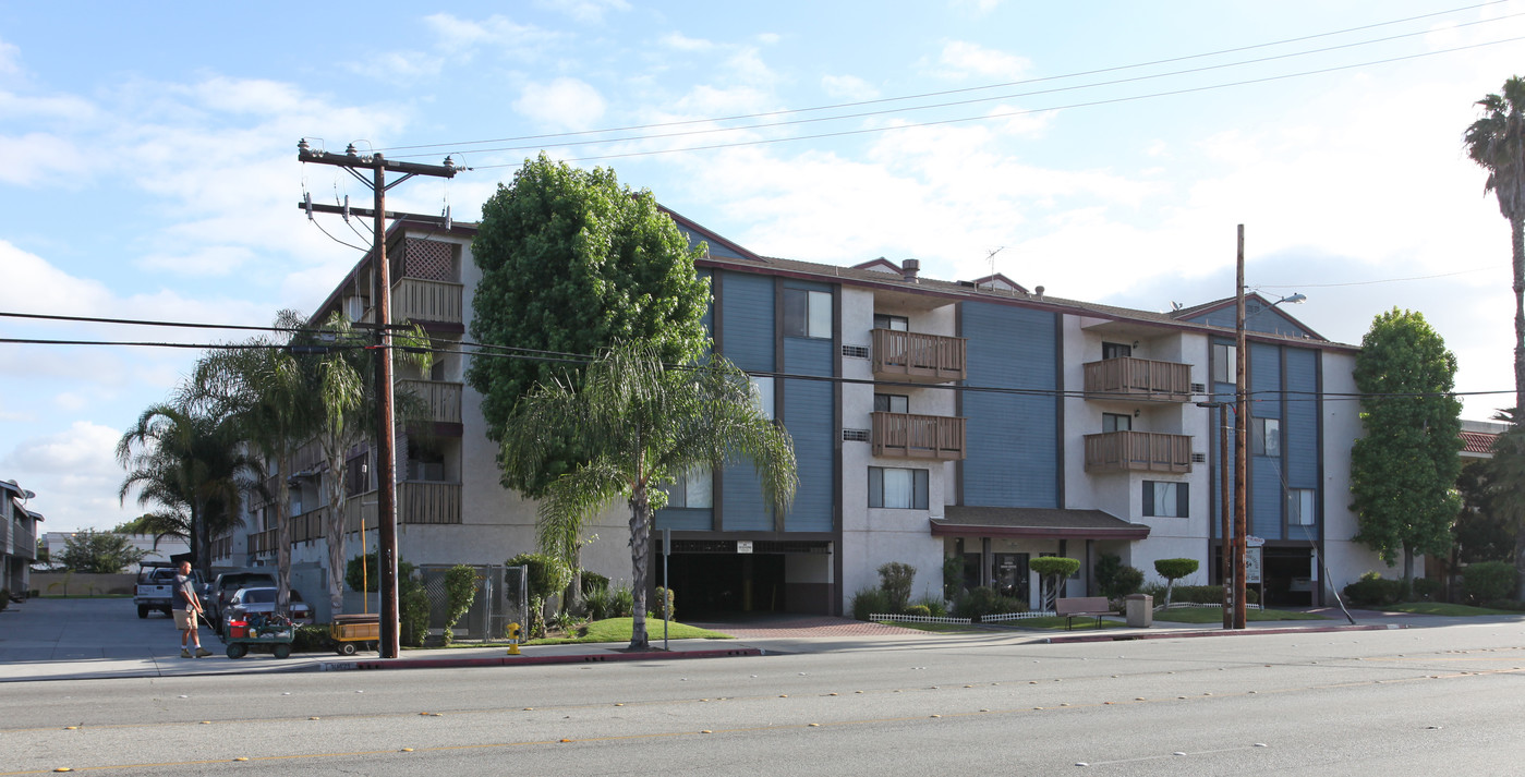 Artesia Senior Center in Bellflower, CA - Building Photo