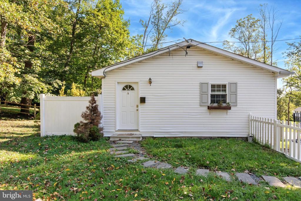 35 Benburb Rd in Phoenixville, PA - Building Photo