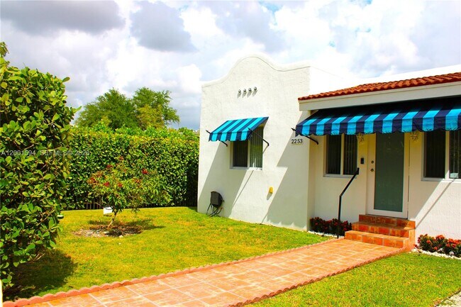 2253 SW 10th St in Miami, FL - Building Photo - Building Photo