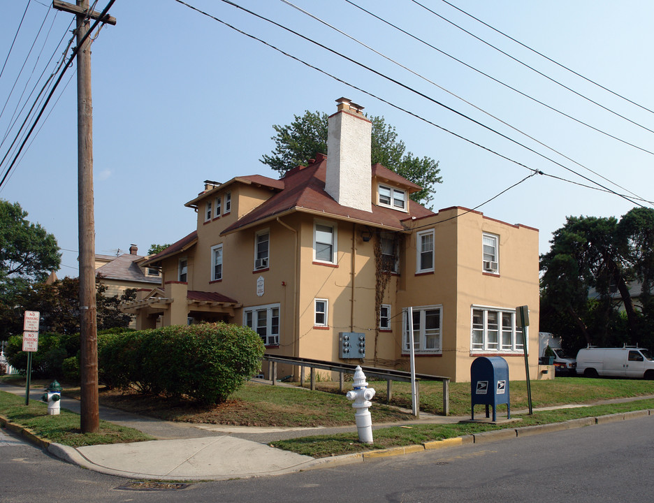 2 E Thompson Ave in Gloucester City, NJ - Foto de edificio