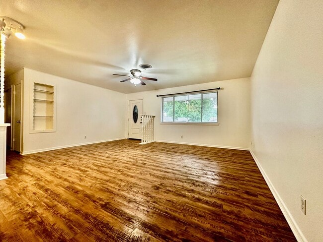 1102 Donna Kay Dr in Kerrville, TX - Building Photo - Building Photo