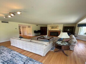 15 Hammersmith Rd in Newport, RI - Building Photo - Building Photo