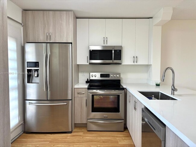 205 SE 11th Terrace, Unit 407 in Dania Beach, FL - Building Photo - Building Photo