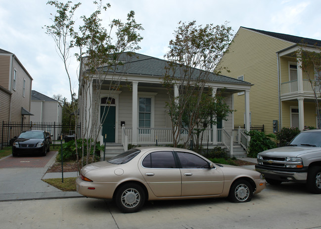 822 St Mary Dr in New Orleans, LA - Foto de edificio - Building Photo