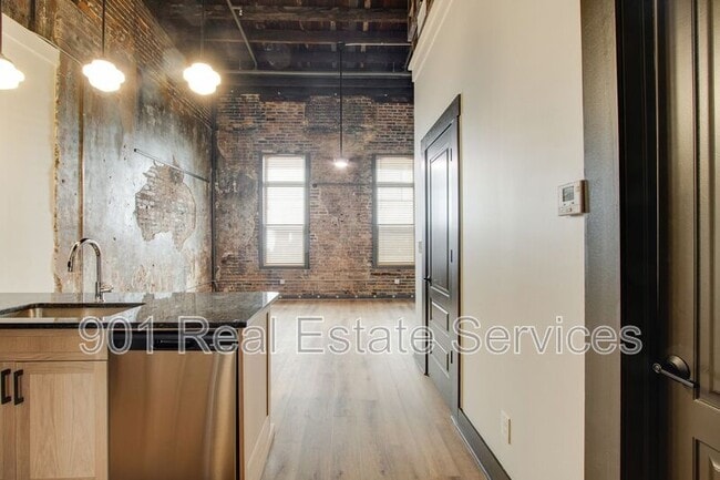 124 Monroe Ave in Memphis, TN - Building Photo - Building Photo