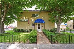 Park Arms Apartments in Las Vegas, NV - Building Photo