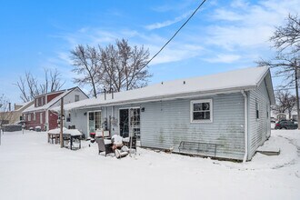 210 W Locust St in Three Oaks, MI - Foto de edificio - Building Photo
