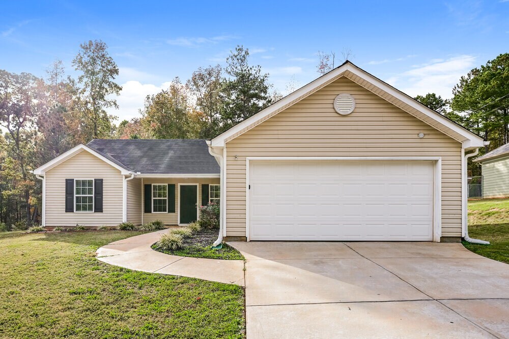 120 Sampson Ct in Covington, GA - Building Photo