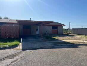 670 E Holly Ct in Laredo, TX - Building Photo - Building Photo