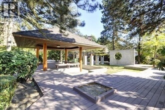 9857 Manchester Dr in Burnaby, BC - Building Photo - Building Photo