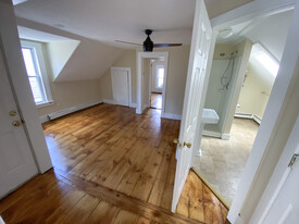 13 Aubin St, Unit 3 in Amesbury, MA - Foto de edificio - Building Photo