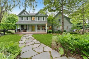 325 Narrow Ln in Bridgehampton, NY - Building Photo