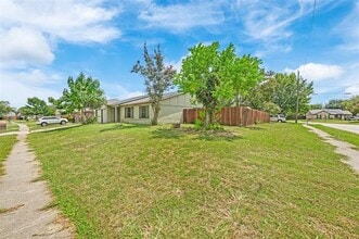 710 W Embercrest Dr in Arlington, TX - Building Photo - Building Photo