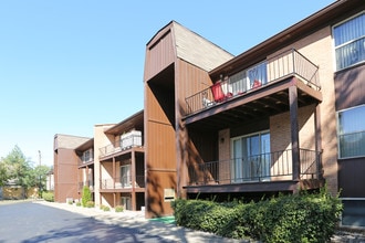 St. Francis Apartments "In the Highlands" in Louisville, KY - Foto de edificio - Building Photo