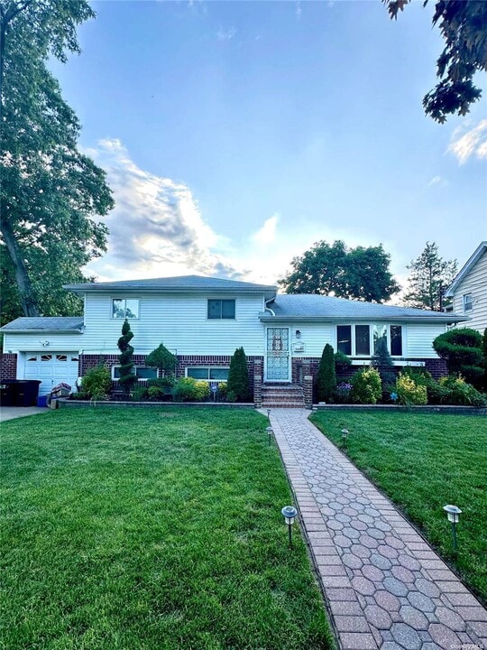 27 Flower St in Hempstead, NY - Building Photo