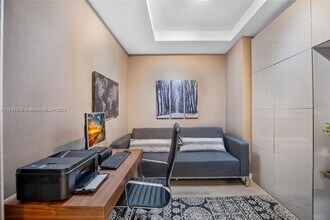 45 SW 9th St, Unit 4204 in Miami, FL - Building Photo - Building Photo