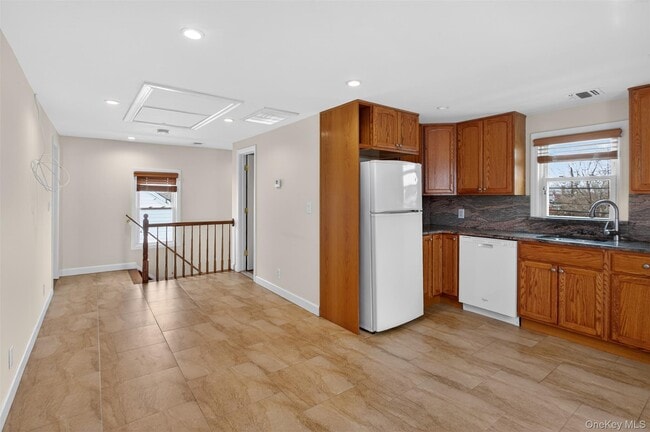 256 Royal Ave in Mineola, NY - Building Photo - Building Photo