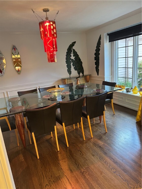 property at 704 Mariner Cir