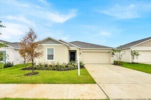 2398 McKinley Dr in Lake Wales, FL - Building Photo