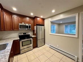 10 Claremont Dr in Mastic Beach, NY - Building Photo - Building Photo